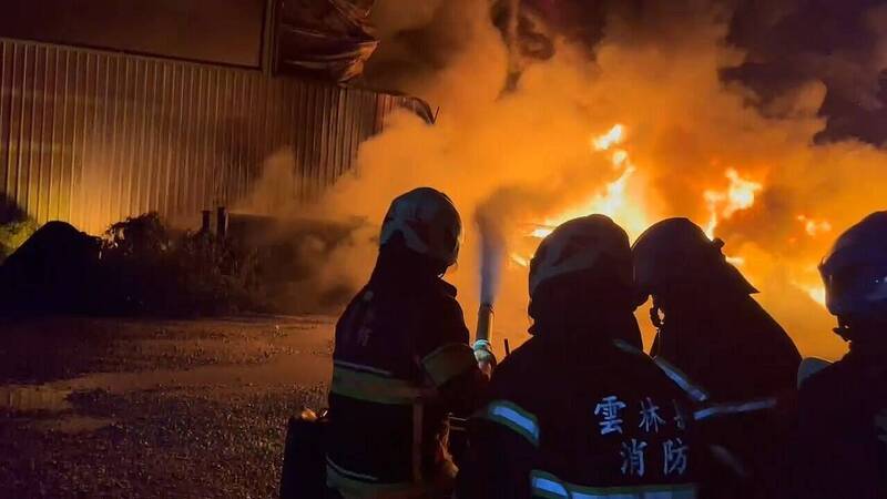 林內一家木材工廠24日凌晨發生火警，廠內堆置大量木屑火勢猛烈。（民眾提供）