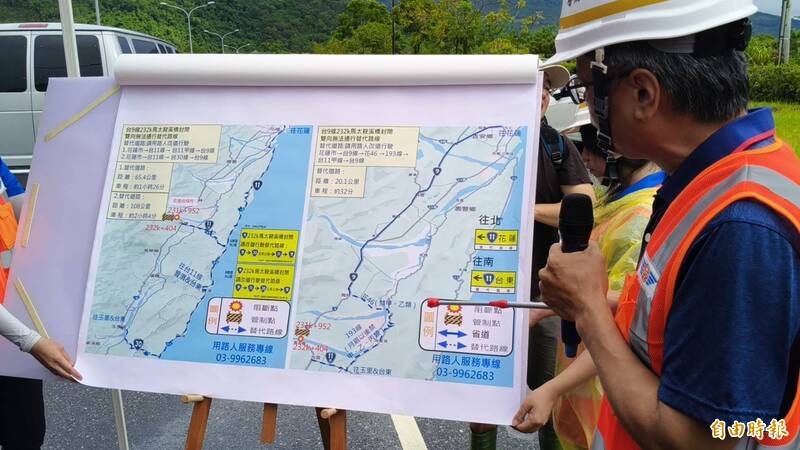台9線馬太鞍溪橋遭堰塞湖壩頂潰決洪峰沖毀，公路局東區養護工程分局規劃替代道路。（記者王錦義攝）