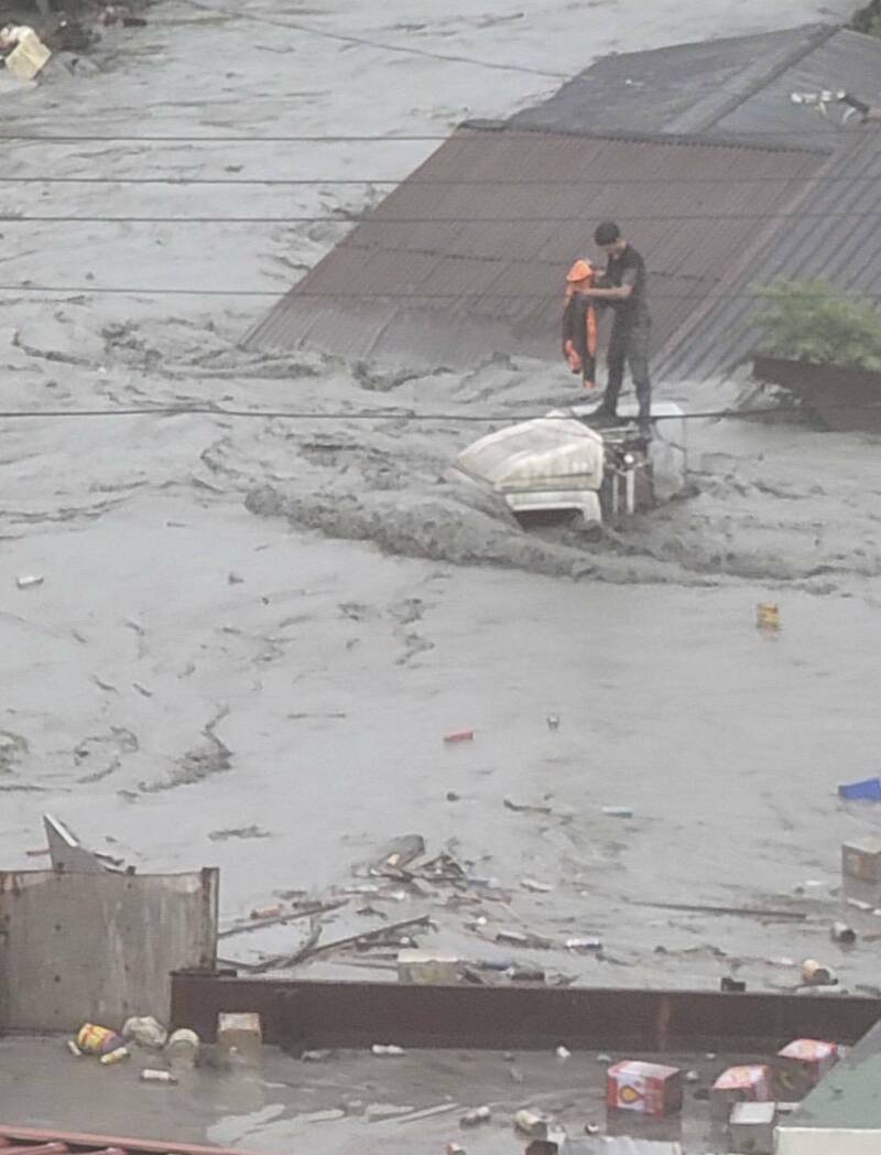 馬太鞍溪堰塞湖溢流造成光復鄉嚴重災情，民眾出來移車來不及跑，爬上車頂、屋頂待救，但有不少人連跑都來不及，泡水泡到失溫。（民眾提供）