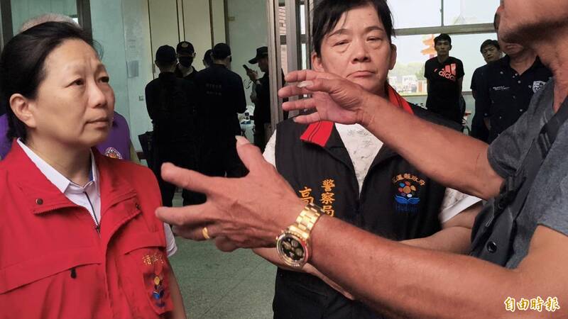 花蓮縣長徐榛蔚今天下午五點多到瑞穗生命園區關心罹難者家屬，其中母親罹難的劉先生向縣長抱怨說，23日都沒有人通知需要撤離。（記者王錦義攝）