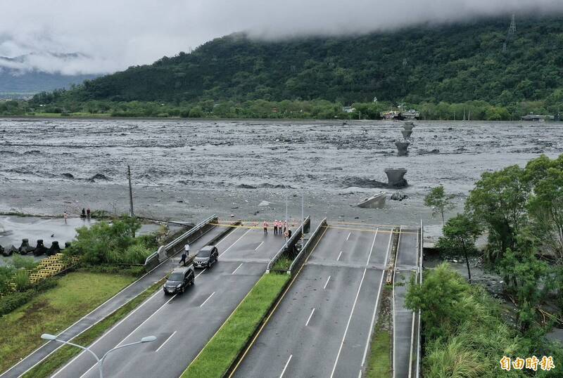 花蓮縣馬太鞍堰塞湖23日下午溢流，馬太鞍溪橋被沖毀。（記者羅沛德攝）