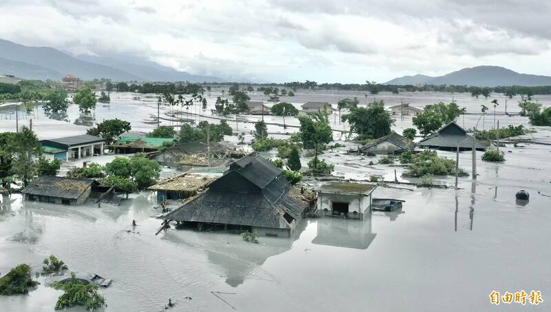 馬太鞍溪堰塞湖溢流沖毀台9線馬太鞍溪橋，造成光復地區淹水，24日積水漸退後，市區滿目瘡痍。（記者羅沛德攝）