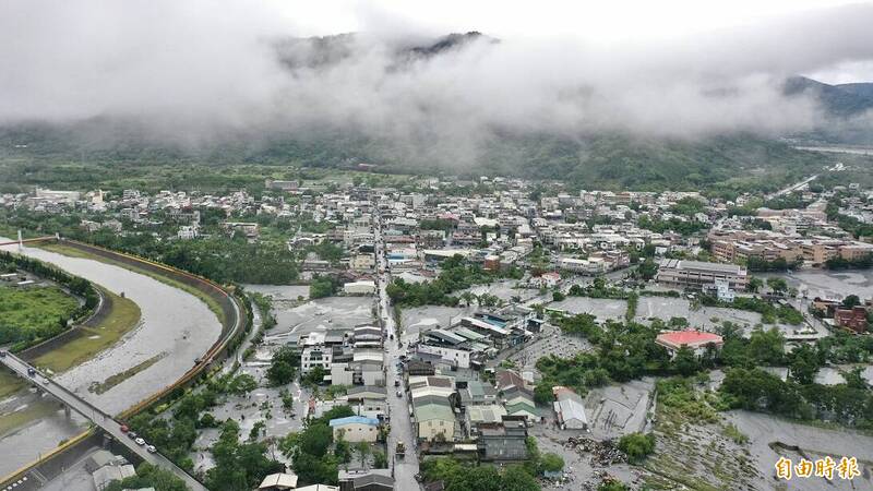 花蓮光復鄉市區一片汪洋。（記者羅沛德攝）
