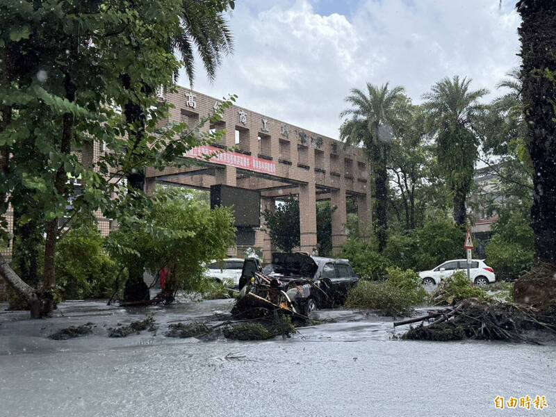 花蓮馬太鞍溪堰塞湖潰流，光復市區災情慘重，國立光復商工前滿目瘡痍。（記者王峻祺攝）