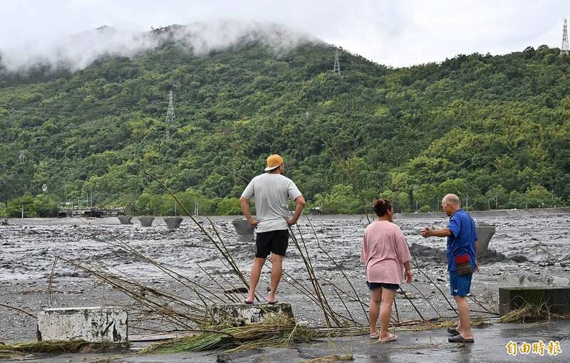 馬太鞍溪橋消失不見。（記者劉信德攝）