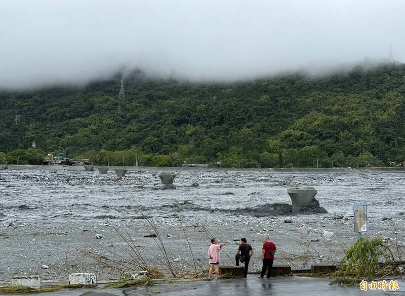 民眾前往關心斷橋。（記者劉信德攝）