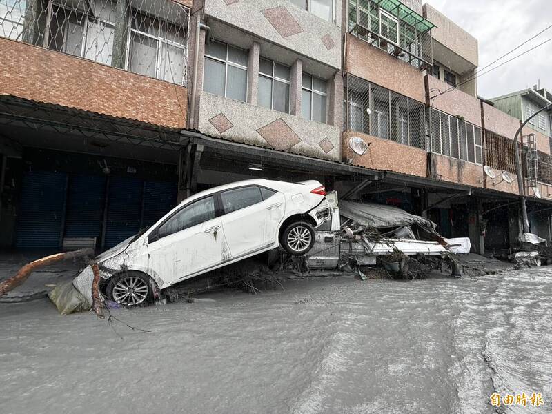馬太鞍溪堰塞湖洪水23日潰流，花蓮光復災情慘重，24日仍大雨不斷、市區積水，滿目泥濘。（記者王峻祺攝）
