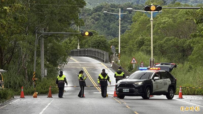 花蓮光復地區近中午傳出馬鞍溪上游再次溢流，警方緊急封閉箭瑛大橋。（記者劉信德攝）