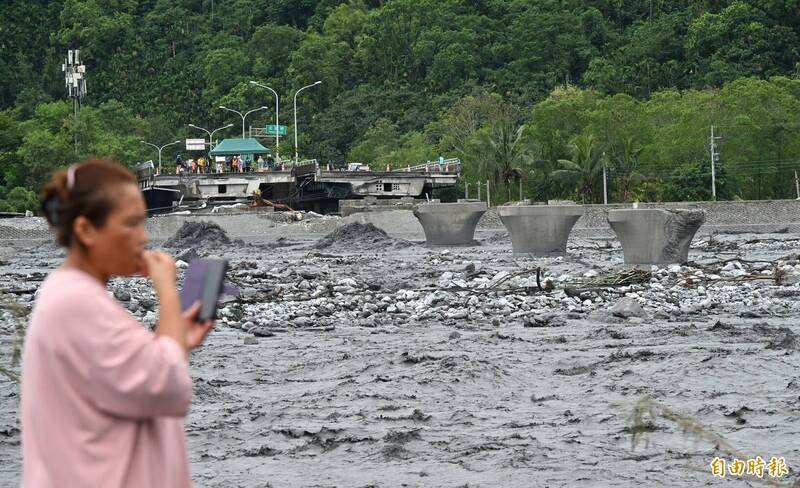 馬太鞍溪橋被溢流沖毀，剩橋墩。（記者劉信德攝）