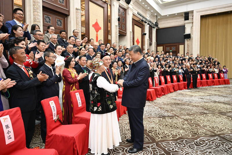 中共總書記習近平今天在烏魯木齊聽取新疆維吾爾自治區黨委和政府工作彙報。圖為習近平昨天接見各民族代表。（歐新社）