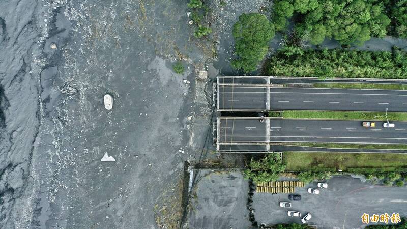 花蓮縣馬太鞍堰塞湖23日下午溢流，強勁水流如猛獸，沖毀馬太鞍溪橋。（記者羅沛德攝）