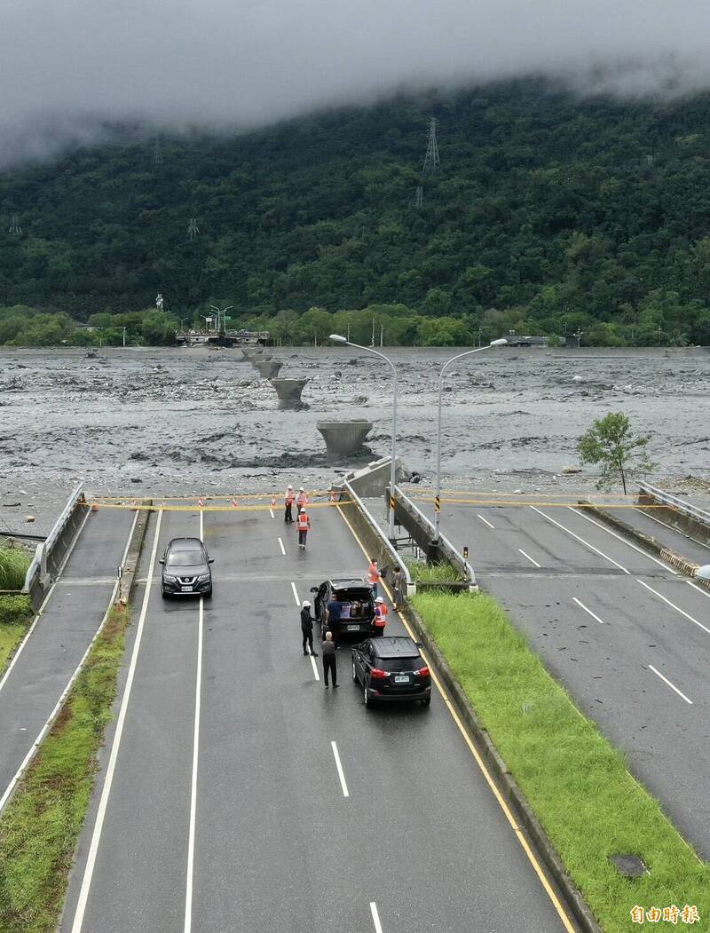 花蓮縣馬太鞍堰塞湖23日下午溢流，馬太鞍溪橋被沖毀。（記者羅沛德攝）