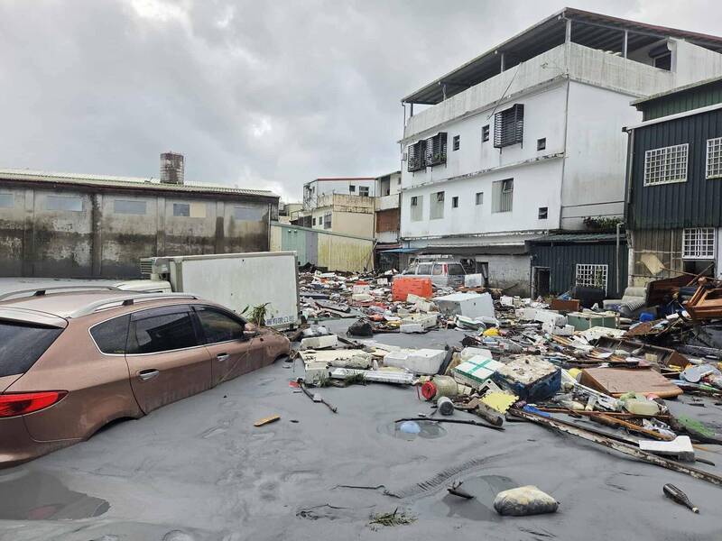 光復鄉市區滿目瘡痍，車輛泡水，大水退去後滿滿的泥濘需要清理。（圖由民眾提供）