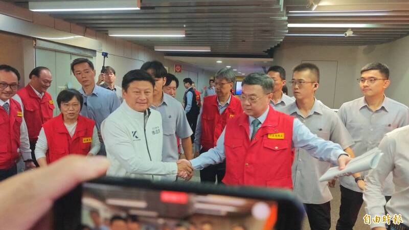 行政院長卓榮泰取消拜會行程，今早與立委傅崐萁一同抵達中央災害應變中心。（記者陸運鋒攝）