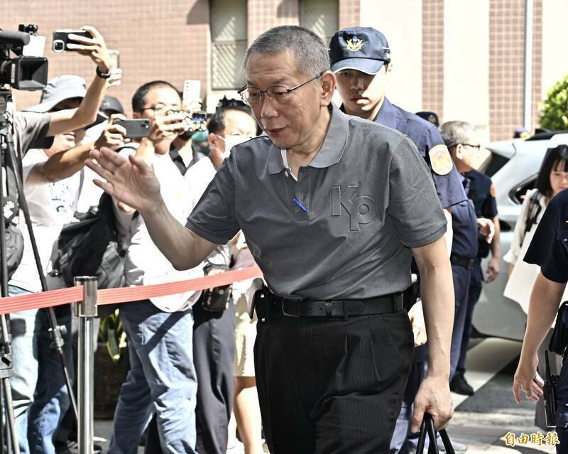 民眾黨前主席柯文哲與民眾黨立法院黨團主任陳智菡對話曝光，2人早知情木可公司涉侵占政治獻金。（資料照）