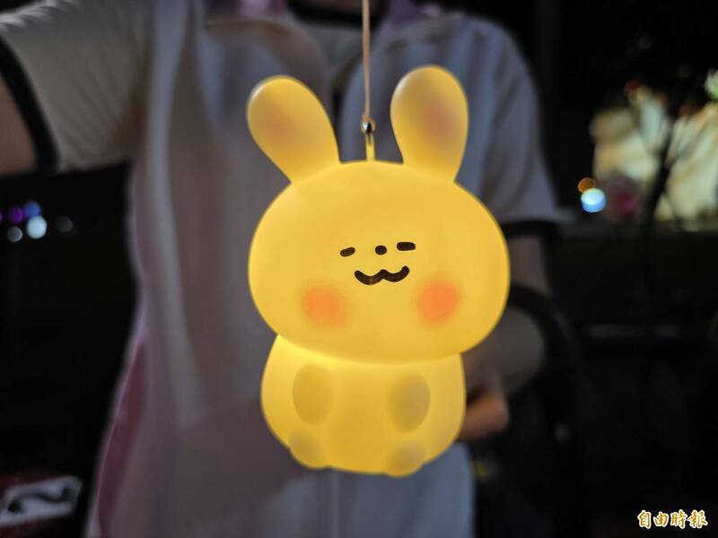 玉兔小提燈今天第二波免費發放。(記者葉永騫攝) 玉兔小提燈今天第二波免費發放。(記者葉永騫攝)