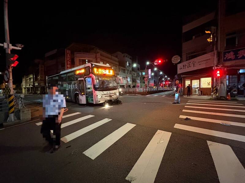 車禍地點為苗栗市建功地下道建功街與中山路口。（記者彭健禮翻攝）