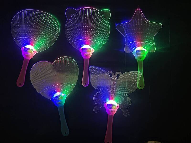 亮起來！彰化和美中秋晚會，只要2張發票就可換限量的發光涼扇。（和美鎮公所提供）