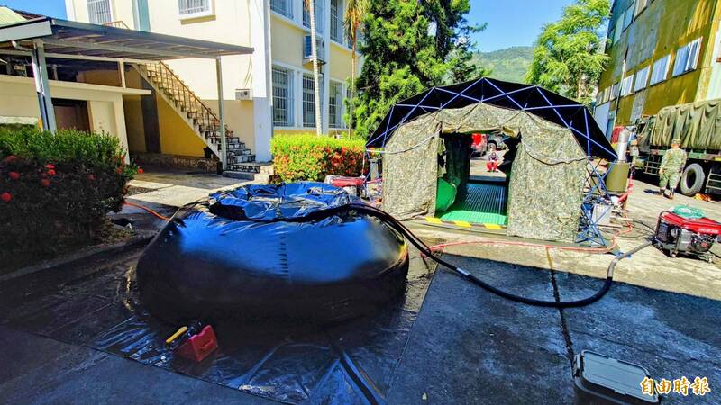 陸軍投入新型野戰沐浴機支援救災。（記者游太郎攝）