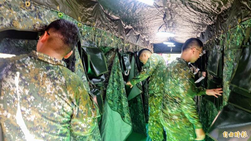 新型野戰沐浴機可同時供12位官兵沐浴。（記者游太郎攝）