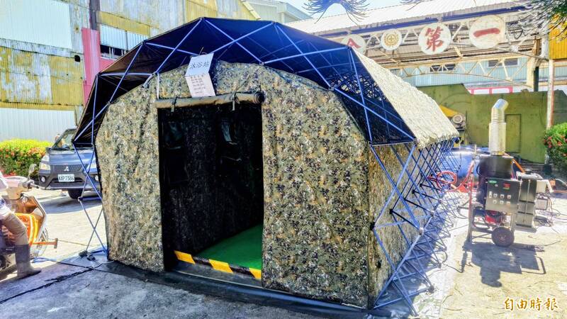 新式野戰沐浴機結構相當粗壯，組裝相當簡便。（記者游太郎攝）