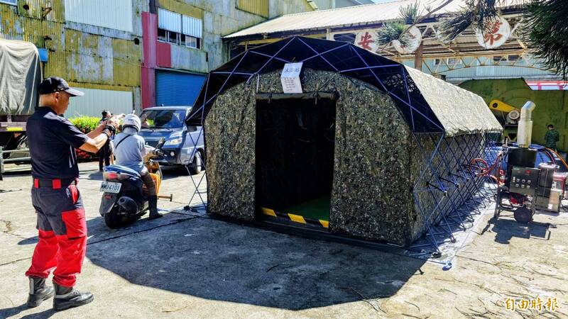 消防及持搜人員對新式野戰沐浴機相當羨慕，紛紛派員前來取經。（記者游太郎攝）