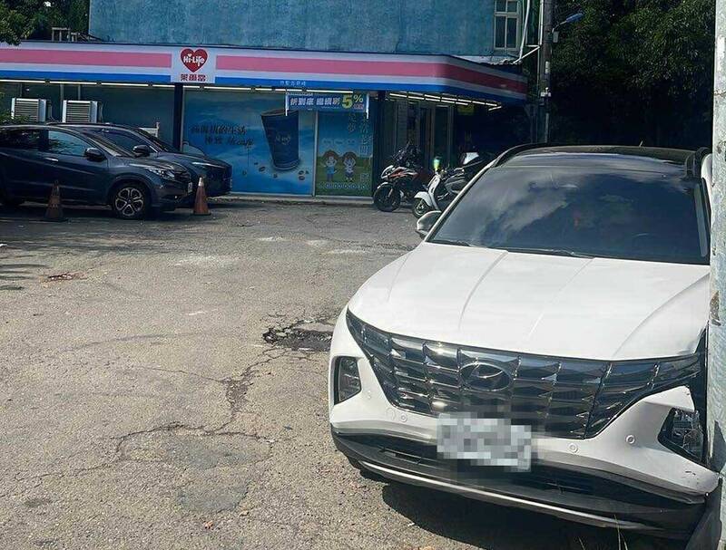 新竹科學園區旁驚爆警匪槍戰，警方追槍砲犯開10多槍，但嫌犯逃了，彈殼散落一地，宛如電影警匪片。（目擊者提供）