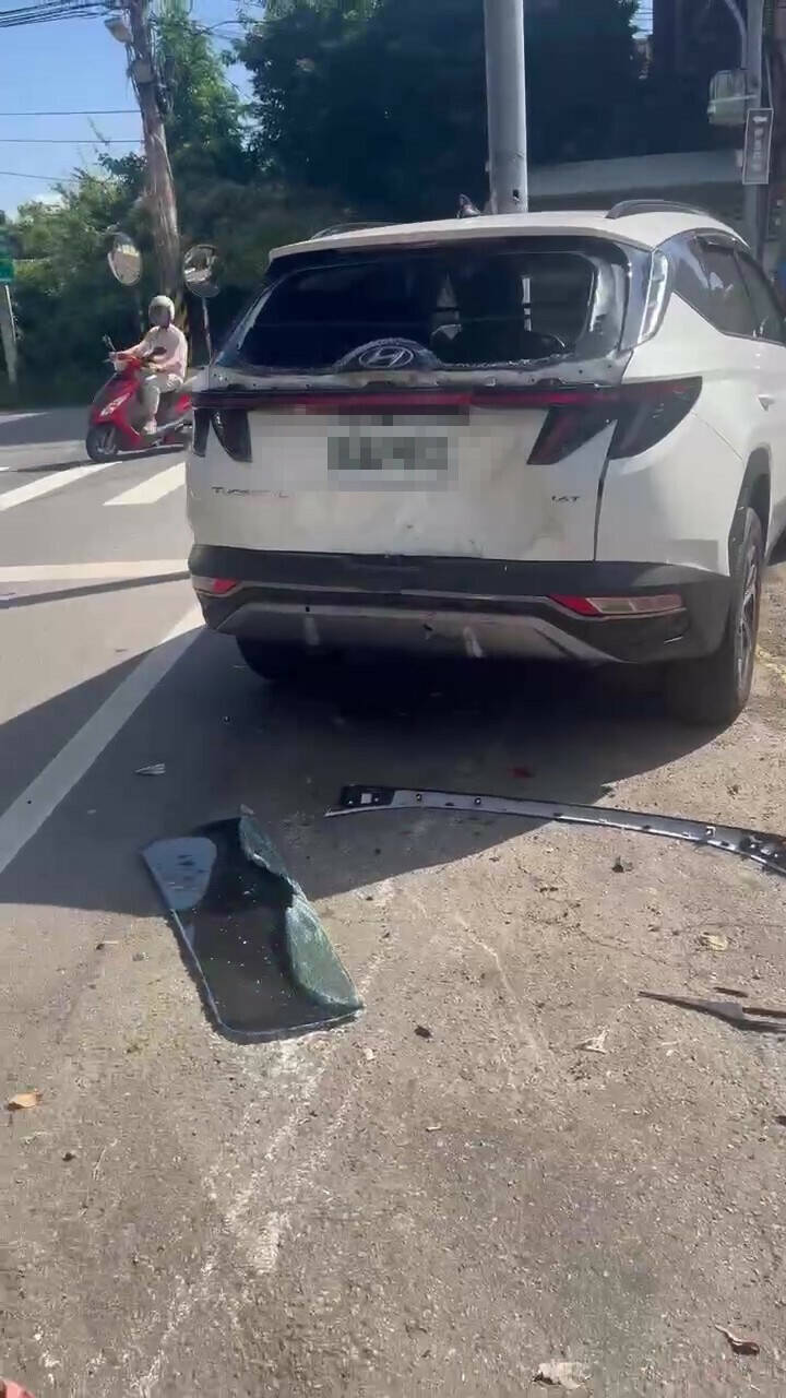 新竹科學園區旁驚爆警匪槍戰，警方追槍砲犯開10多槍，但嫌犯逃了，彈殼散落一地，宛如電影警匪片。（目擊者提供）