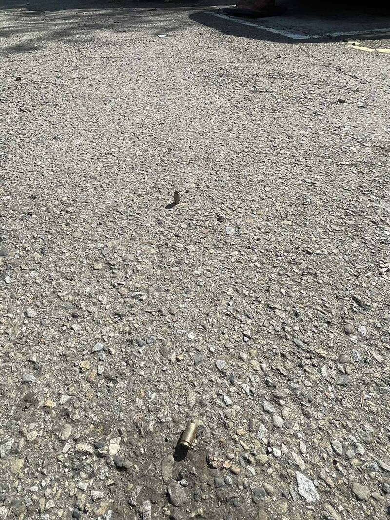 新竹科學園區旁驚爆警匪槍戰，警方追槍砲犯開10多槍，但嫌犯逃了，彈殼散落一地，宛如電影警匪片。（目擊者提供）