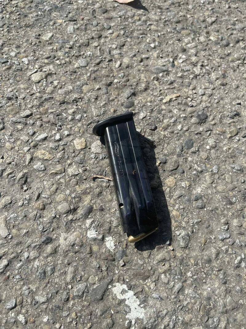 新竹科學園區旁驚爆警匪槍戰，警方追槍砲犯開10多槍，但嫌犯逃了，彈殼散落一地，宛如電影警匪片。（目擊者提供）