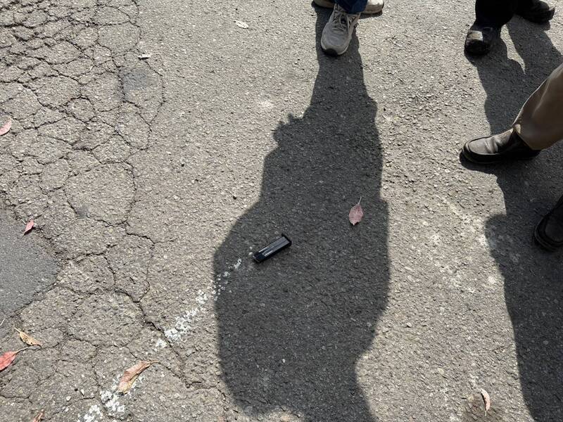 新竹科學園區旁驚爆警匪槍戰，警方追槍砲犯開10多槍，但嫌犯逃了，彈殼散落一地，宛如電影警匪片。（目擊者提供）