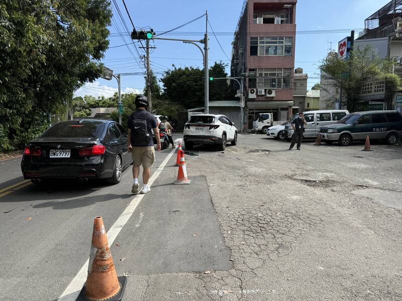 新竹科學園區旁驚爆警匪槍戰，警方追槍砲犯開10多槍，但嫌犯逃了，彈殼散落一地，宛如電影警匪片。（目擊者提供）