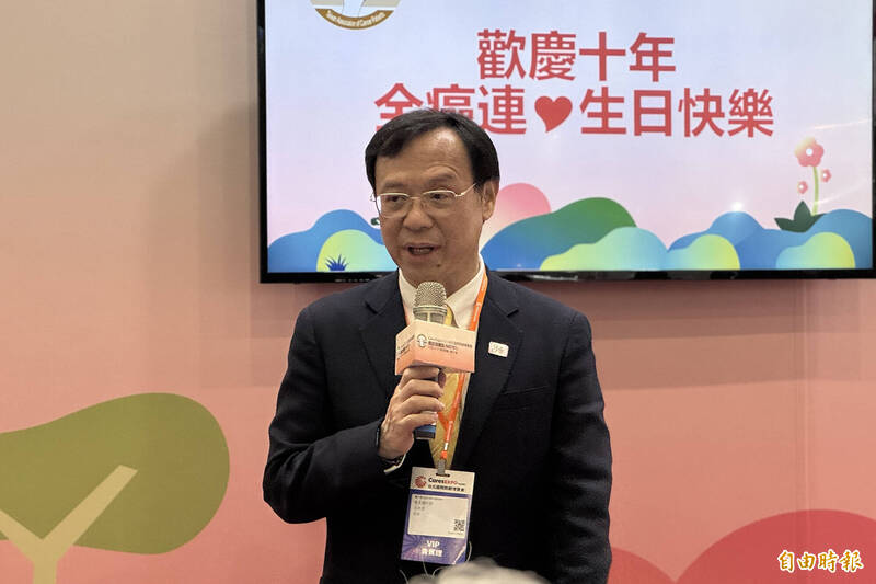 衛福部長石崇良今（25日）強調，「可以確定明年不會調漲保費！」（記者邱芷柔攝）