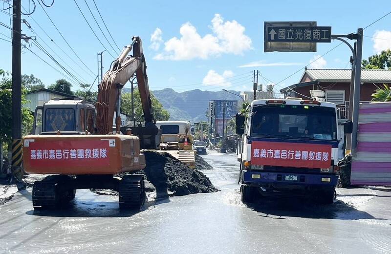 嘉義市嘉邑行善團機具進入花蓮救災。（嘉邑行善團提供）