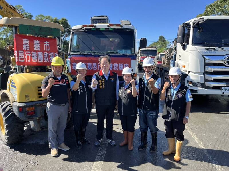 嘉義市嘉邑行善團理事長鄭秀玉（右3）等到花蓮救災。（嘉邑行善團提供）