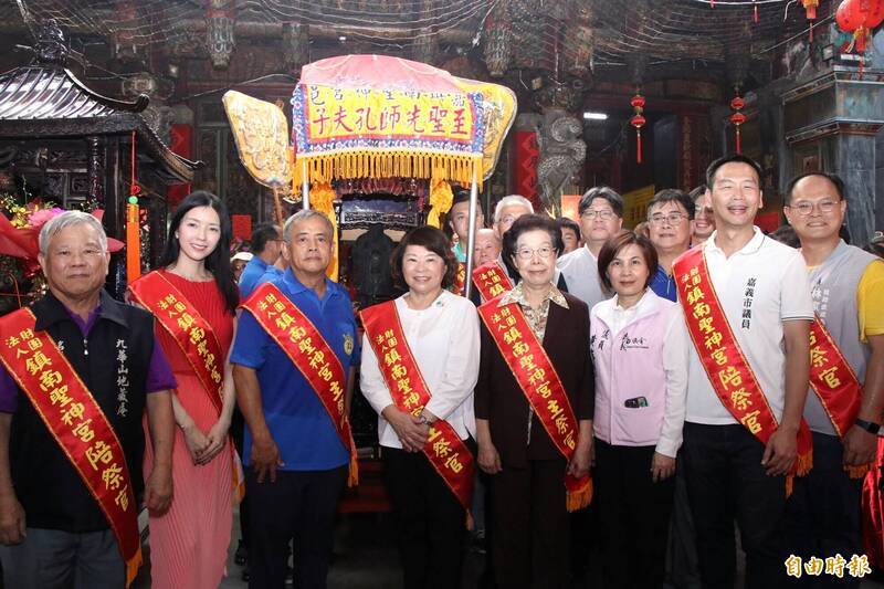 嘉義市長黃敏惠（左4）進行迎孔平安繞境時為花蓮縣祈福。（記者林宜樟攝）