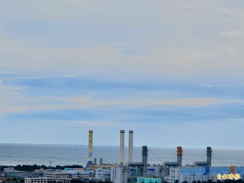 網傳通霄電廠2根大煙囪（左2、左3）26日下午拆除，通霄電廠：確認時間後將公告。（記者蔡政珉攝）