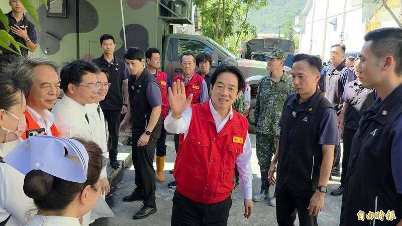 總統賴清德今天到花蓮勘災，強調對花蓮民眾受災感同身受，並向現場災民及協助救災的醫護人員致意。（記者花孟璟攝）