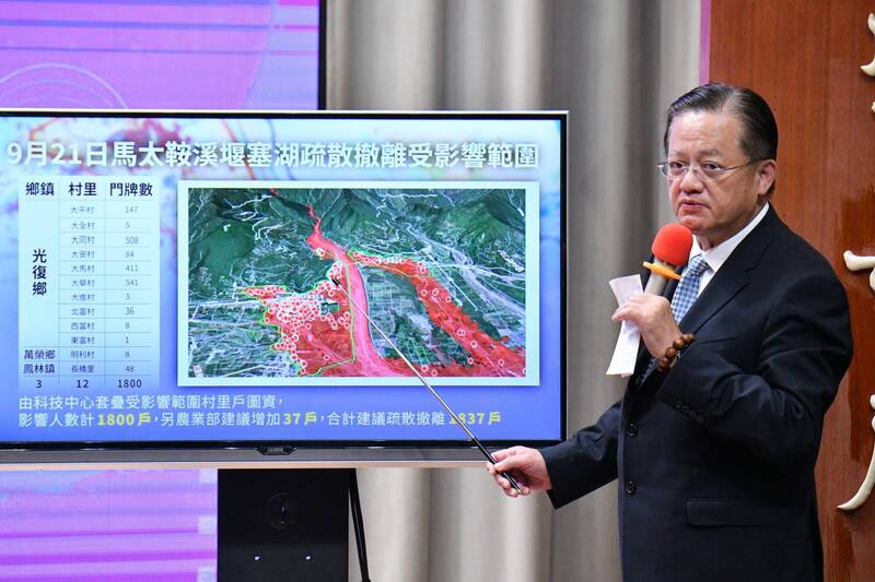 消防署長蕭煥章今（25）日在院會後記者會還原通報時序，他指出，內政部長劉世芳9月20日起親自聯繫花蓮縣長等人4次，民政系統也通知14次、消防署傳真通報10次；此外，建議疏散撤離1837戶名單，9月21日就提供給花蓮縣府。（行政院提供）