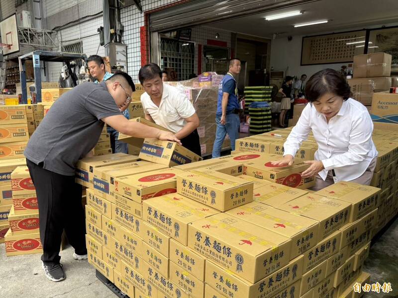同島一命！台中3民代募集千箱物資 親送花蓮災區