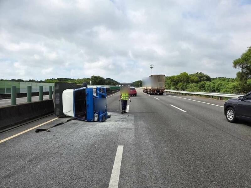 小貨車國道自撞內側護欄翻覆。（民眾提供）
