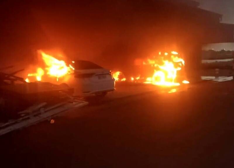 台南仁德區鐵工廠火警，一旁車輛也被波及。（民眾提供）