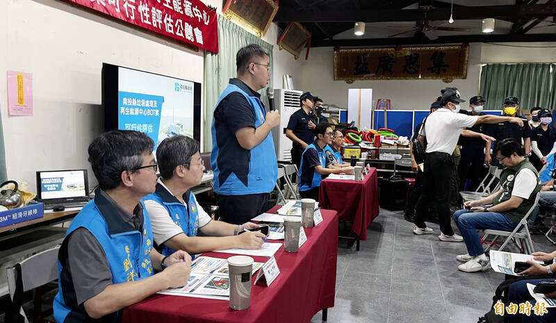 南投縣府環保局長李易書（站立持麥克風者）主持公聽會，環團人員對李易書說明有意見，不斷發言，警方上前制止。（記者陳鳳麗攝）