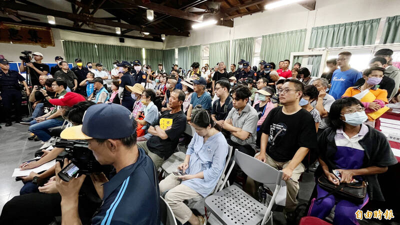 在地農民、環團人士參加公聽會，提出很多問題。（記者陳鳳麗攝）
