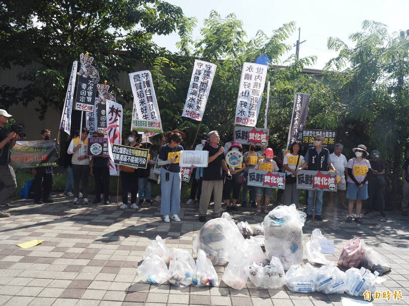 在地農民和環團人士帶來多袋垃圾，批評南投縣並未從垃圾分類來減量，認為興建焚化廠並非解決垃圾問題的唯一方法。（記者陳鳳麗攝）