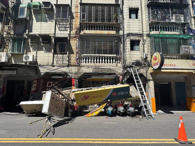 新北市一處彩券行、檳榔店今天下午驚傳招牌、雨遮崩塌，砸中樓下五台機車。（記者吳仁捷翻攝）