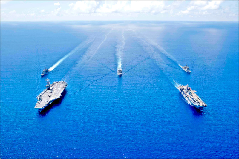 川普政府即將公布的新版「國家防衛戰略」，將「阻止中國控制台灣」列為2大重點之一，包括中國一旦對台灣發動大規模侵攻與登陸作戰，美軍將進行介入，阻止其達成目標的具體策略。圖為美國海軍「雷根號」航空母艦打擊群與「拳師號」兩棲攻擊艦戒備群，2019年10月在南海編隊航行。（歐新社檔案照）