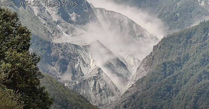 馬太鞍溪堰塞湖最新現況曝光，只見巨大天然壩體被洪流切削成V型，可以想像潰流時所產生的巨大衝擊力。（圖擷自YouTube「馬太鞍溪堰塞湖壩體現況」）