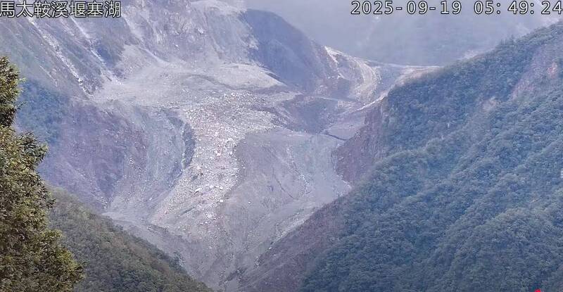 颱風來襲前壩體相當巨大。（圖擷自YouTube「馬太鞍溪堰塞湖壩體現況」）