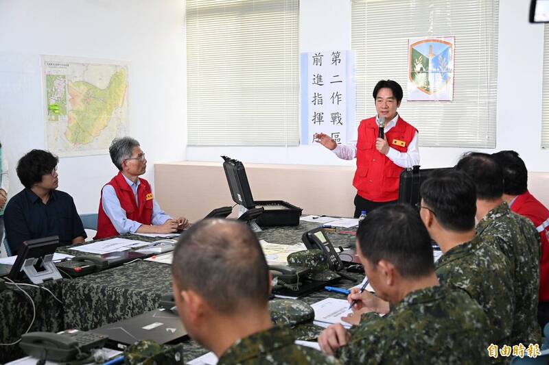 總統賴清德今天下午1點半由國防部長顧立雄等陪同前往設在花蓮糖廠的國軍第二作戰區前進指揮所勘災。（記者羅沛德攝）